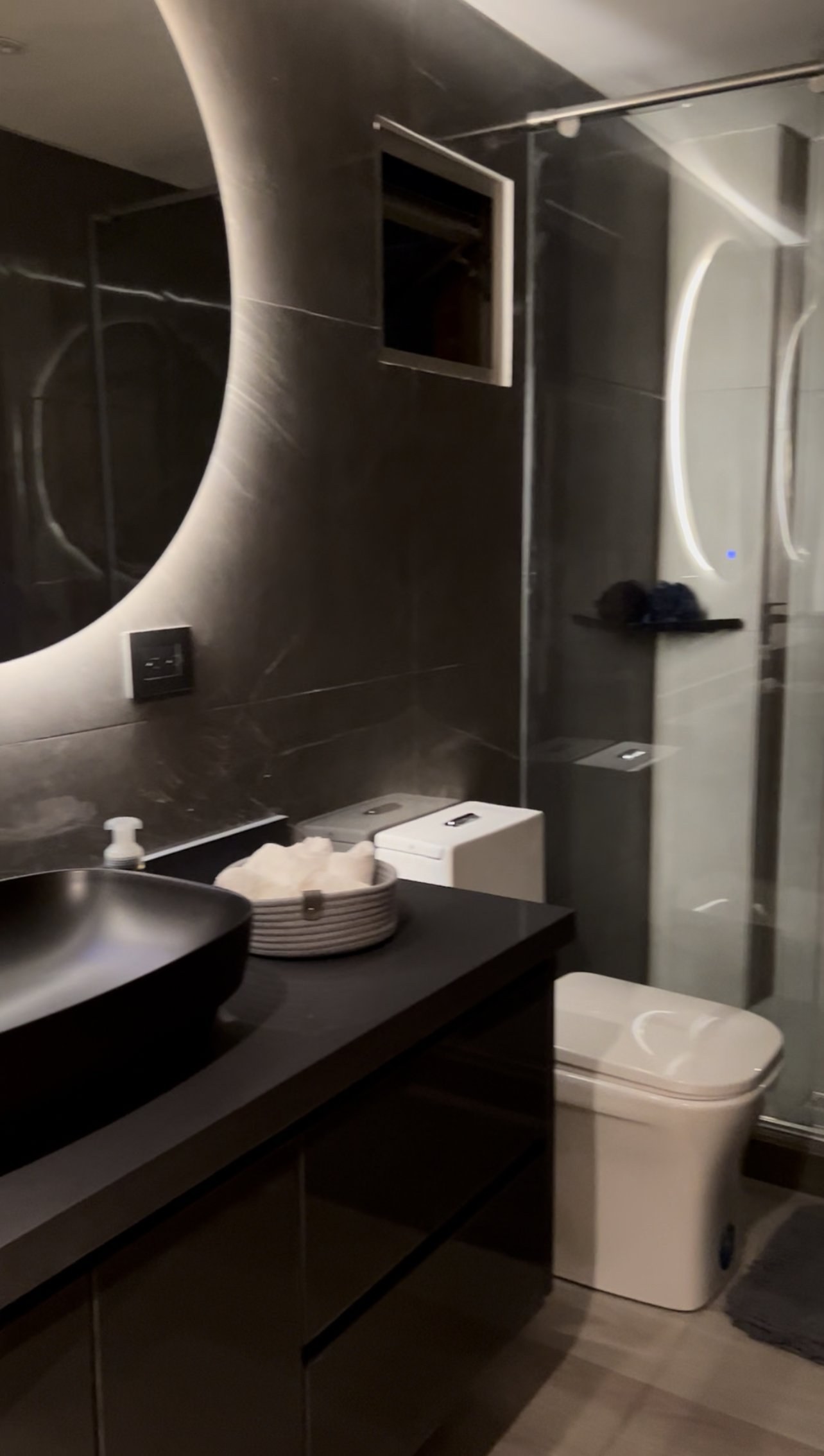 Baño con espejo retroiluminado